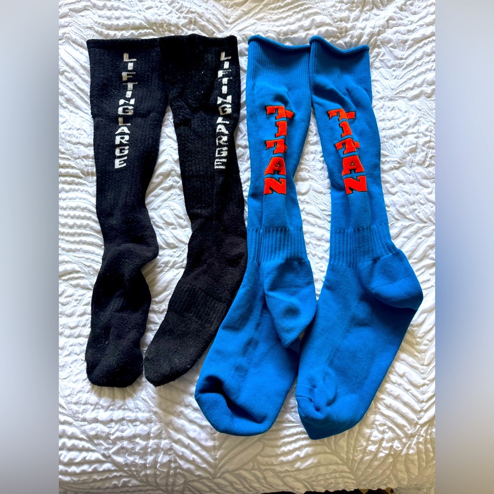 2 pairs of deadlift socks, lifting large in black and blue